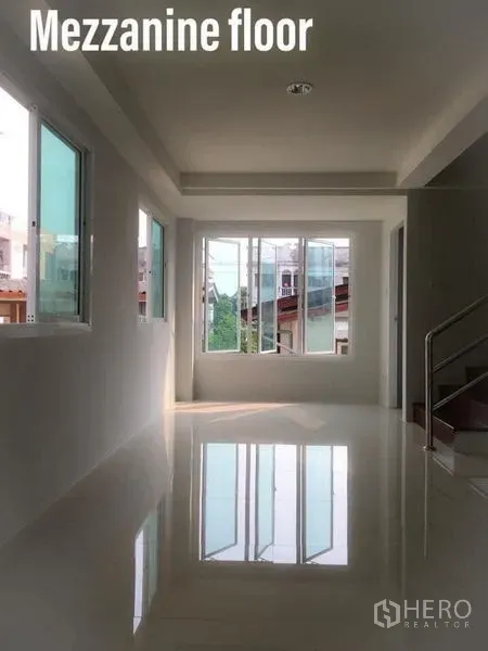 带办公室的家 出租在Min Buri, Bangkok - 夹层开放空间，双侧窗户引入自然光。