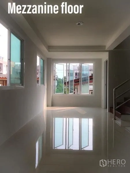 带办公室的家 出租在Min Buri, Bangkok - 夹层开放空间，双侧窗户引入自然光。