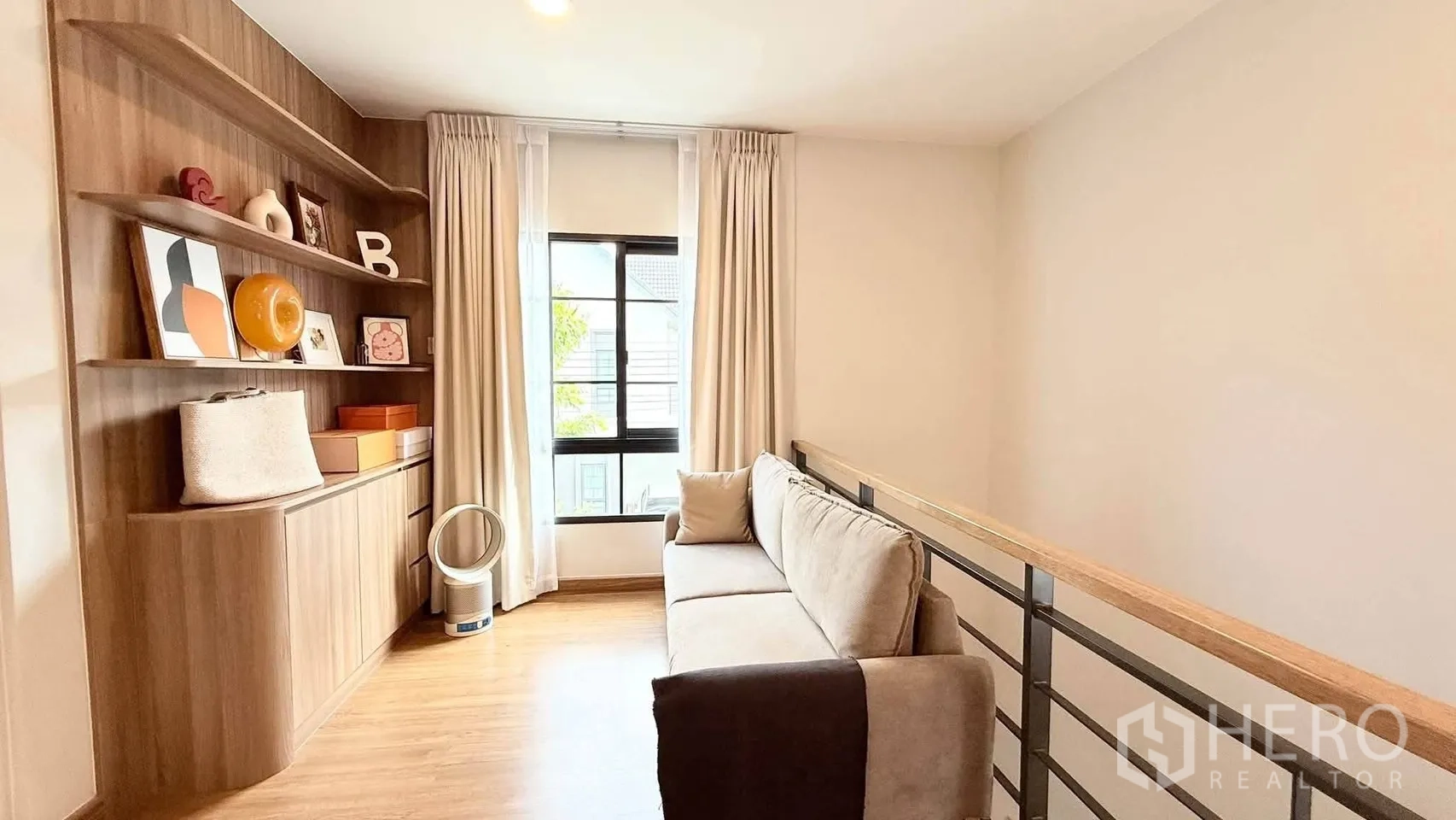 บ้านเดี่ยว for rent in Bang Phli, Samut Prakan - พื้นที่นั่งเล่นชั้นสองพร้อมโซฟาและชั้นวางของบิลต์อินติดราวกันตก