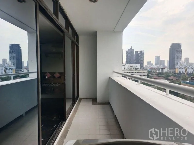 คอนโด ให้เช่าในWatthana, Bangkok - ระเบียงยาวมองเห็นสกายไลน์กรุงเทพฯ เชื่อมต่อห้องนั่งเล่นด้วยประตูกระจก