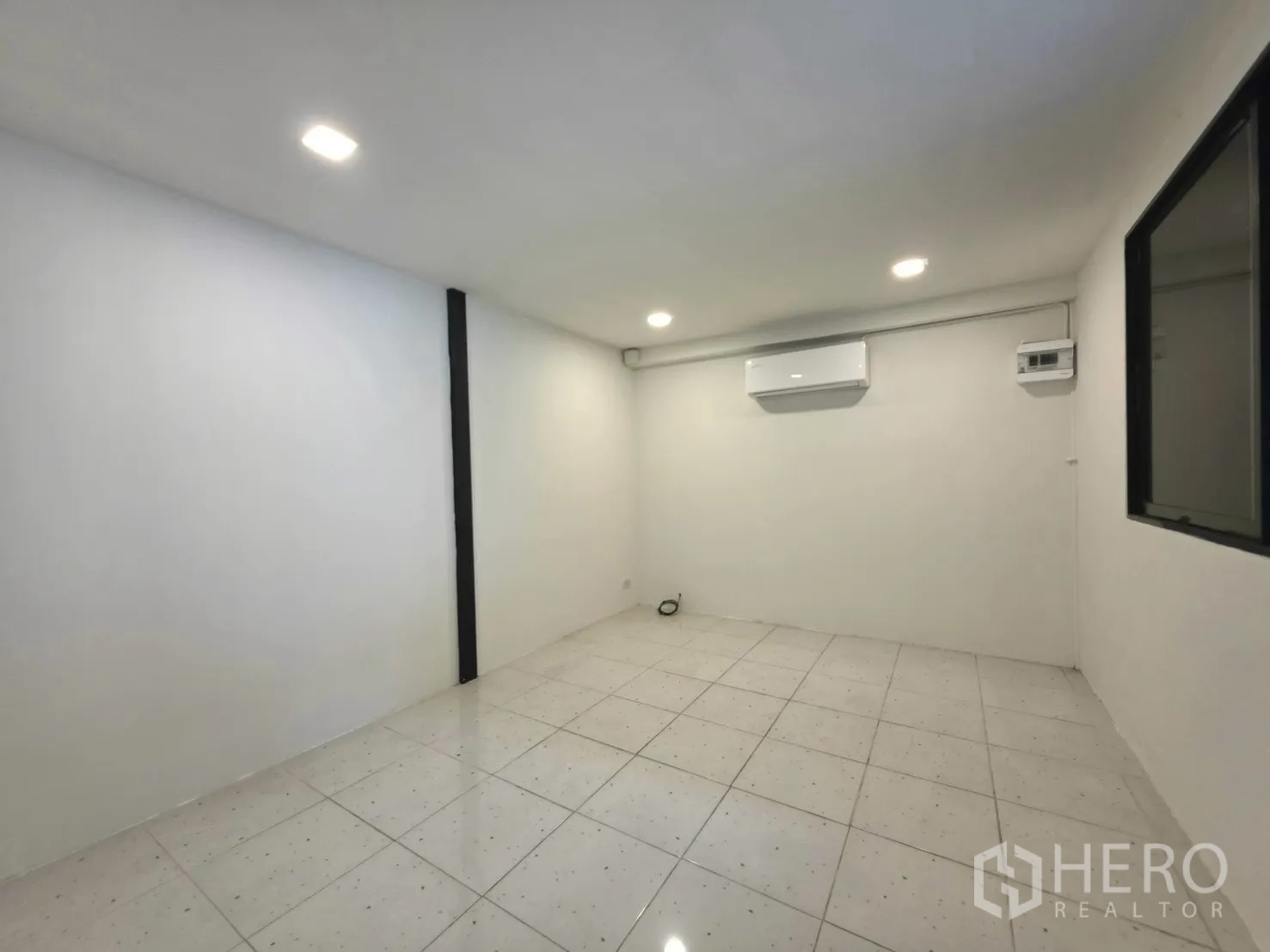 โกดัง for rent in Suan Luang, Bangkok - ห้องออฟฟิศติดเครื่องปรับอากาศ พื้นกระเบื้อง และไฟดาวน์ไลท์.