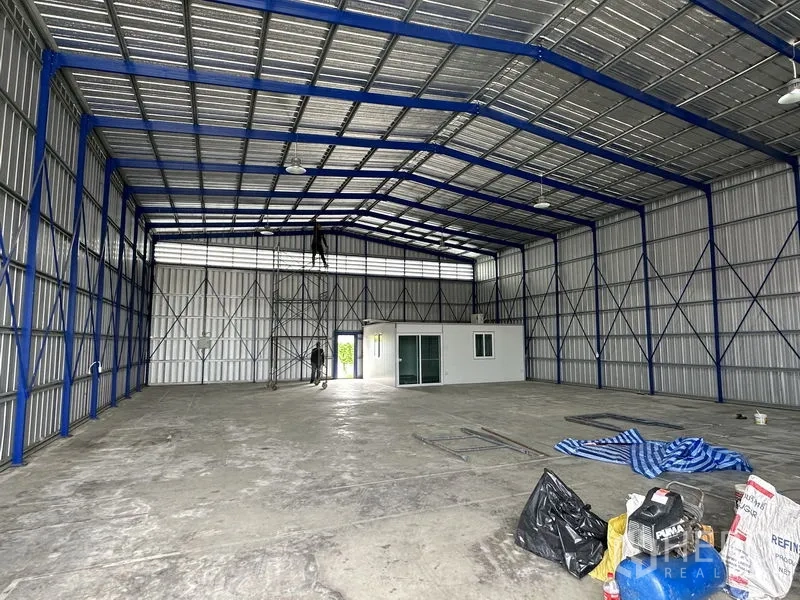 货栈 出租在Khlong Luang, Pathum Thani - 仓库内部通透，约6米层高，配有小型内部办公室。