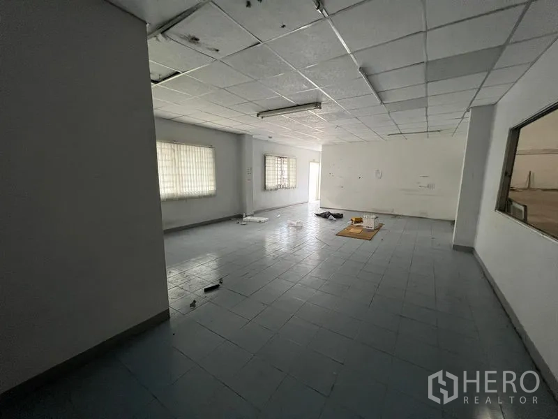 货栈 出租在Bang Sao Thong, Samut Prakan - 宽敞办公区，地砖地面，带护栏窗。