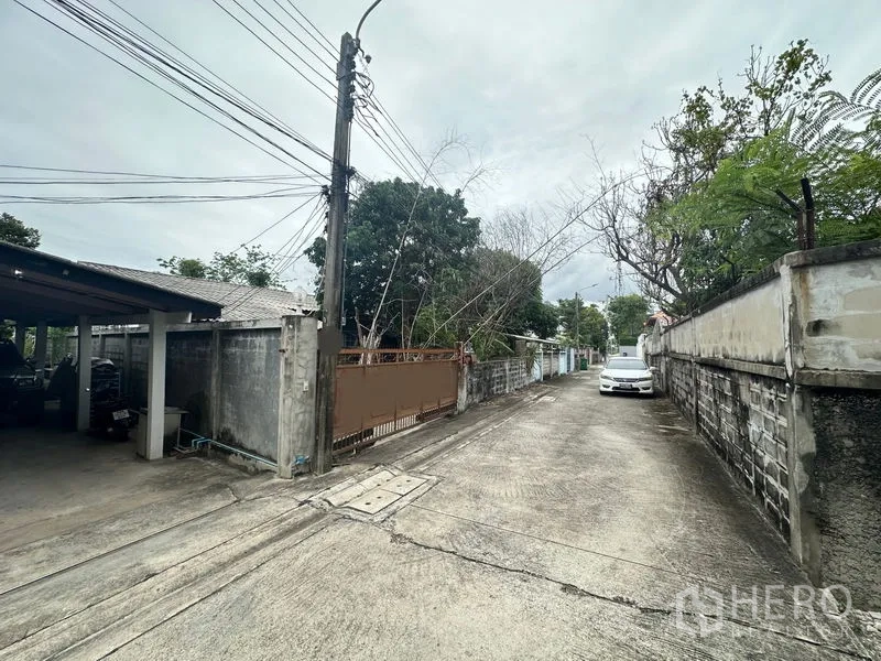 ที่ดิน ขายในPhra Khanong, Bangkok - ถนนย่อยเงียบสงบข้างที่ดิน มีเสาไฟฟ้า กำแพงรั้ว และต้นไม้ตลอดแนว