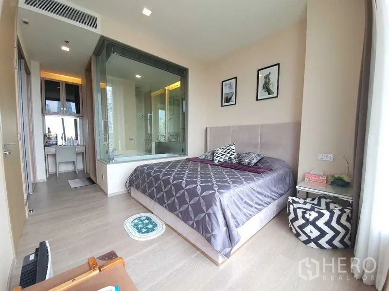 公寓 出租或出售在Watthana, Bangkok - 主卧配大床与玻璃墙套卫，内设浴缸。