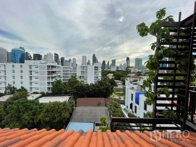 Condominium for rent in Watthana, Bangkok - High-floor view of the Ekkamai–Thonglor skyline with greenery.
