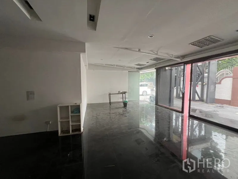 พื้นที่ขายปลีก ให้เช่าในWatthana, Bangkok - ห้องขายยาวต่อเนื่อง ผนังขาวและกระจกหน้าร้านพาโนรามา