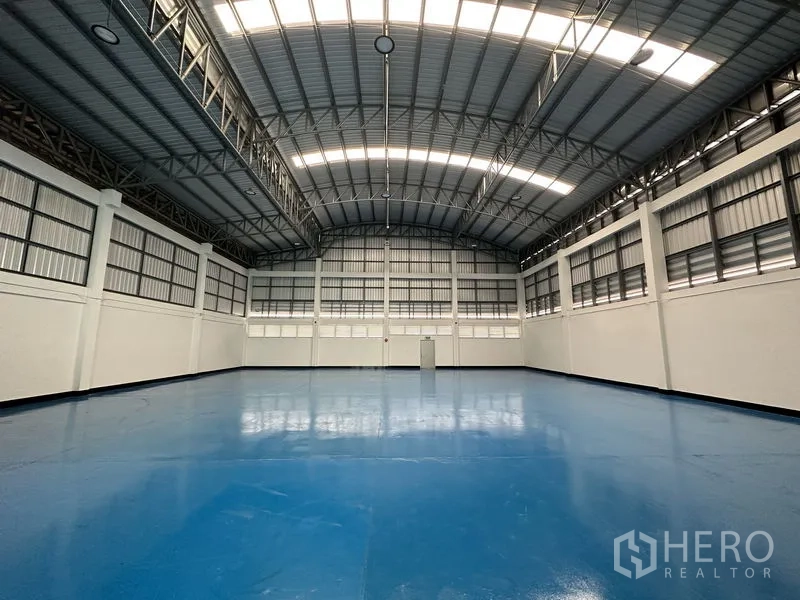 Factory for rent in Khlong Luang, Pathum Thani - Wide clear‑span factory floor with insulated roof and ample natural light from clerestory windows.