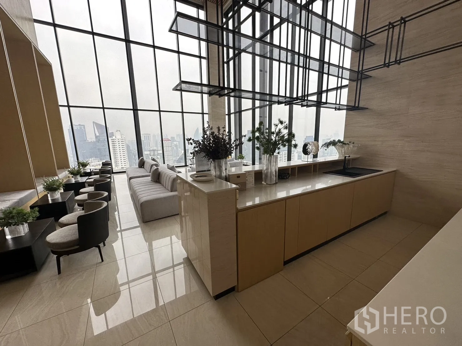 公寓 出租在Watthana, Bangkok - 空中会所茶水吧，坐席与巨幅窗户对望天际线