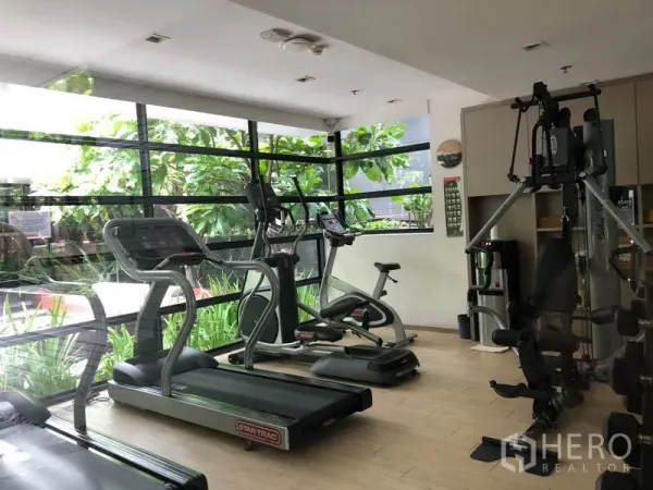 公寓 出租在Watthana, Bangkok - 健身房配备跑步机、椭圆机及力量训练器械，面向花园