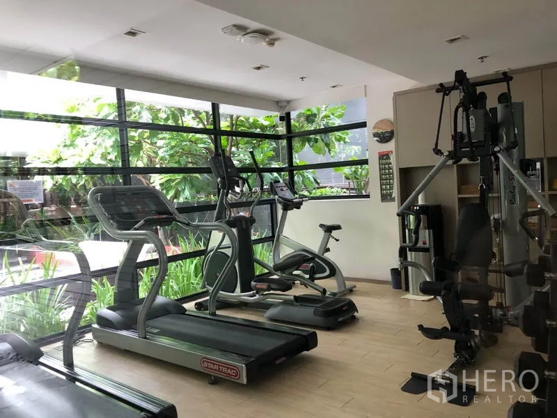 公寓 出租在Watthana, Bangkok - 健身房配备跑步机、椭圆机及力量训练器械，面向花园