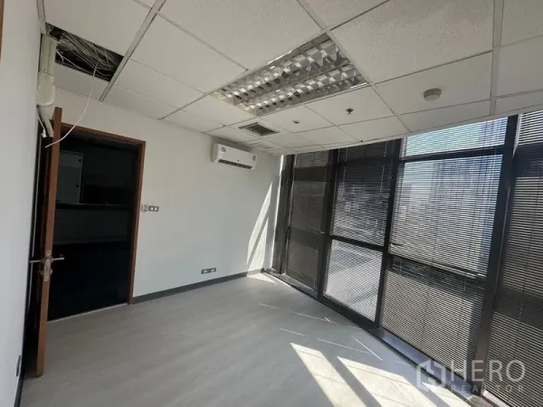 สำนักงาน ให้เช่า - ห้องผู้บริหารพร้อมหน้าต่างสูงติดมู่ลี่ แอร์แบบแยก และแสงธรรมชาติ