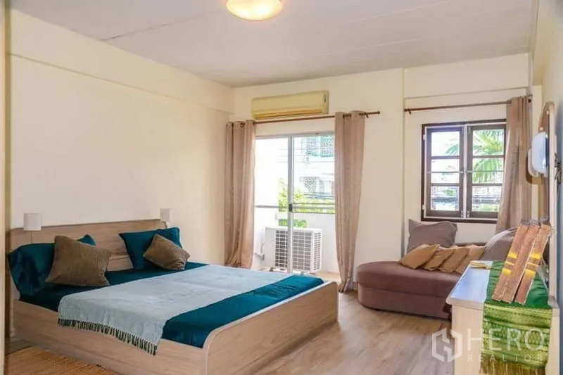 带办公室的家 出租在Min Buri, Bangkok - 宽敞卧室，带阳台与大窗，设空调与休闲沙发