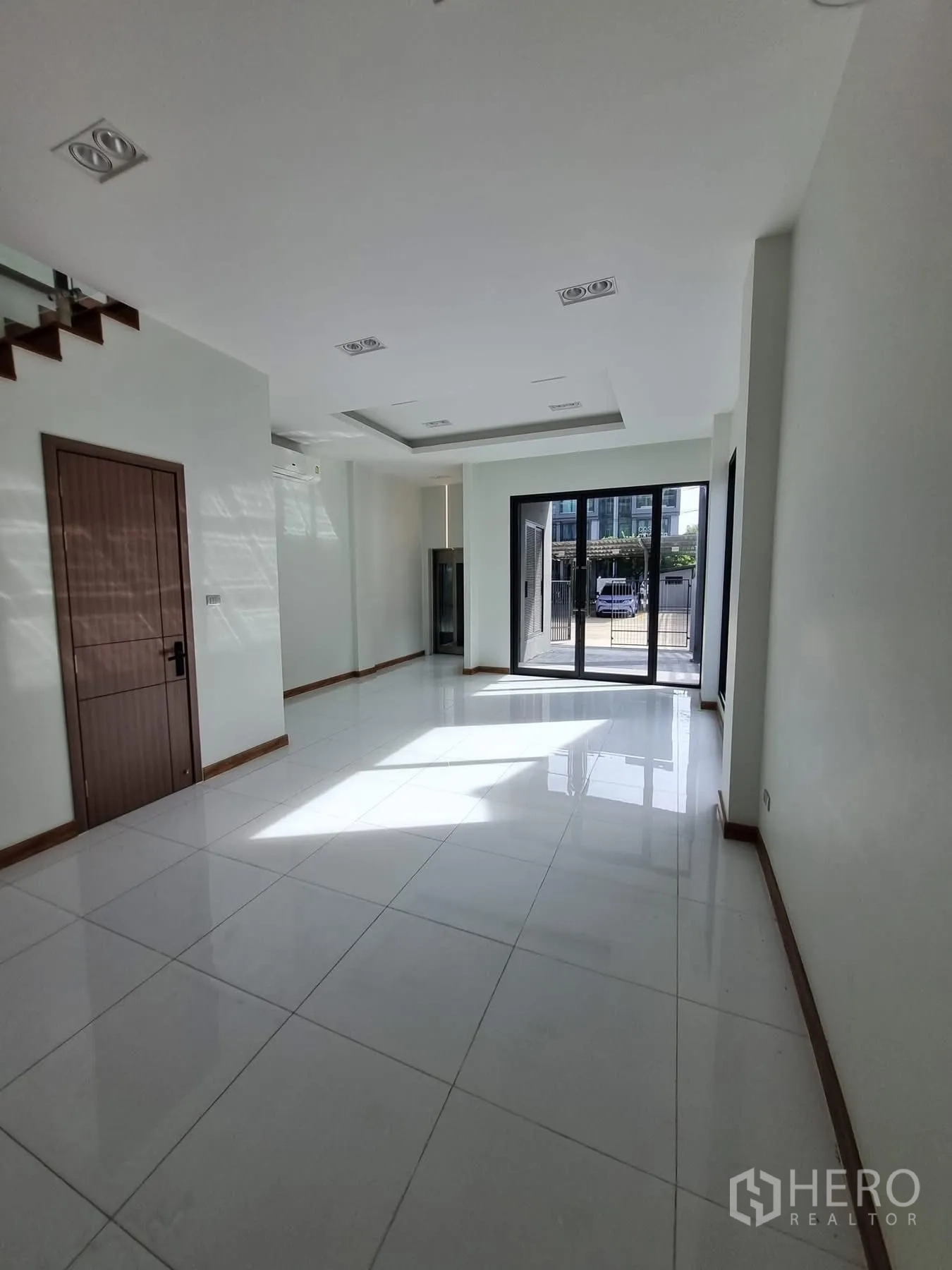 Home Office for rent in Khlong Toei, Bangkok - Ground floor room with wide doors opening to the front patio.