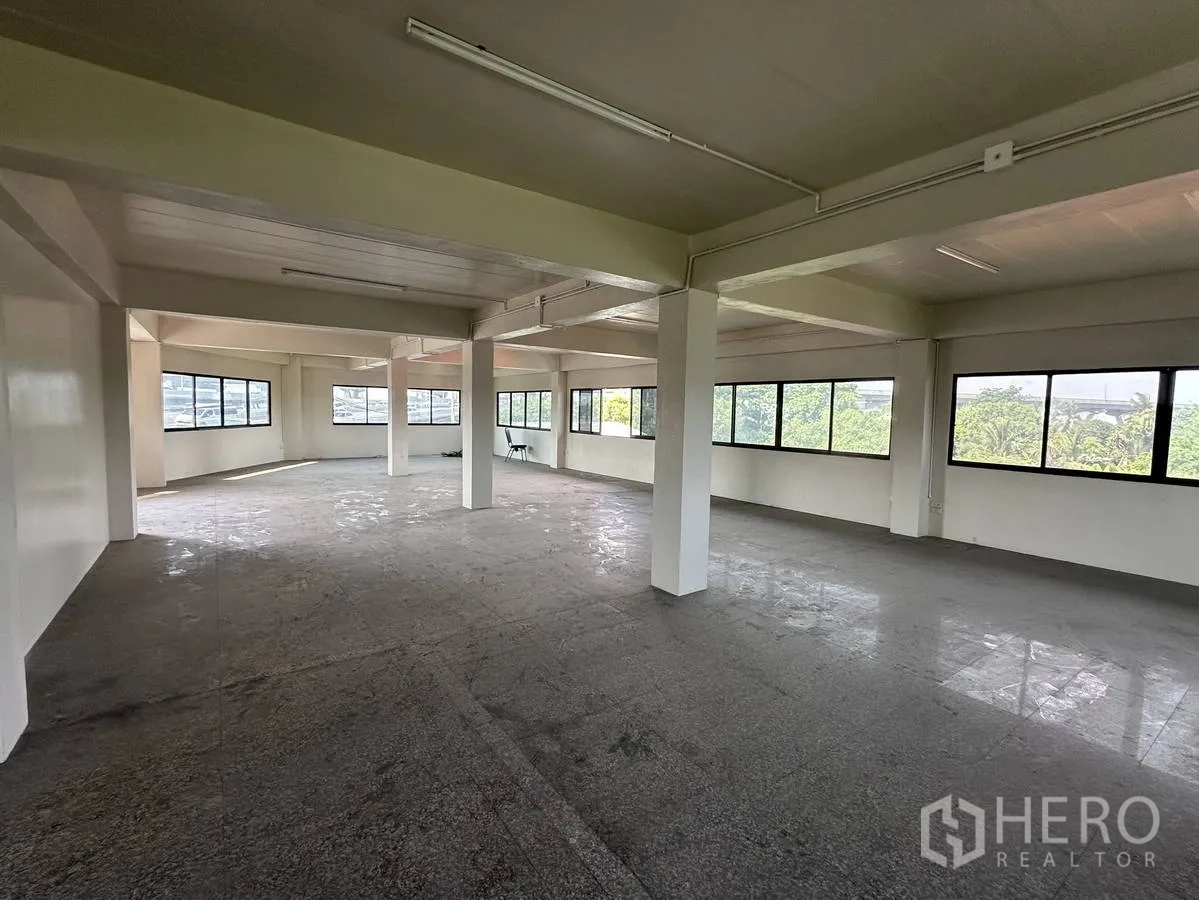 Home Office for rent in Taling Chan, Bangkok - Expansive open-plan office floor wrapped with windows for natural light.
