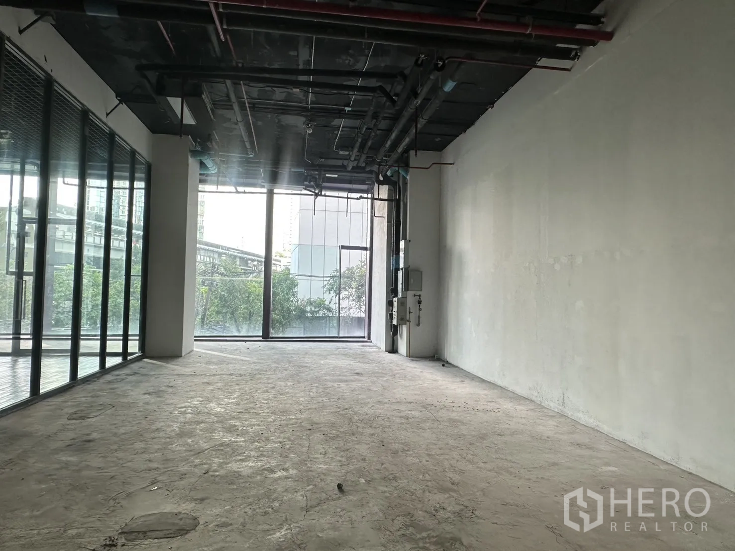 零售空间 for rent in Khlong Toei, Bangkok - 毛坯零售单元，外露高天花、混凝土地面与落地窗。