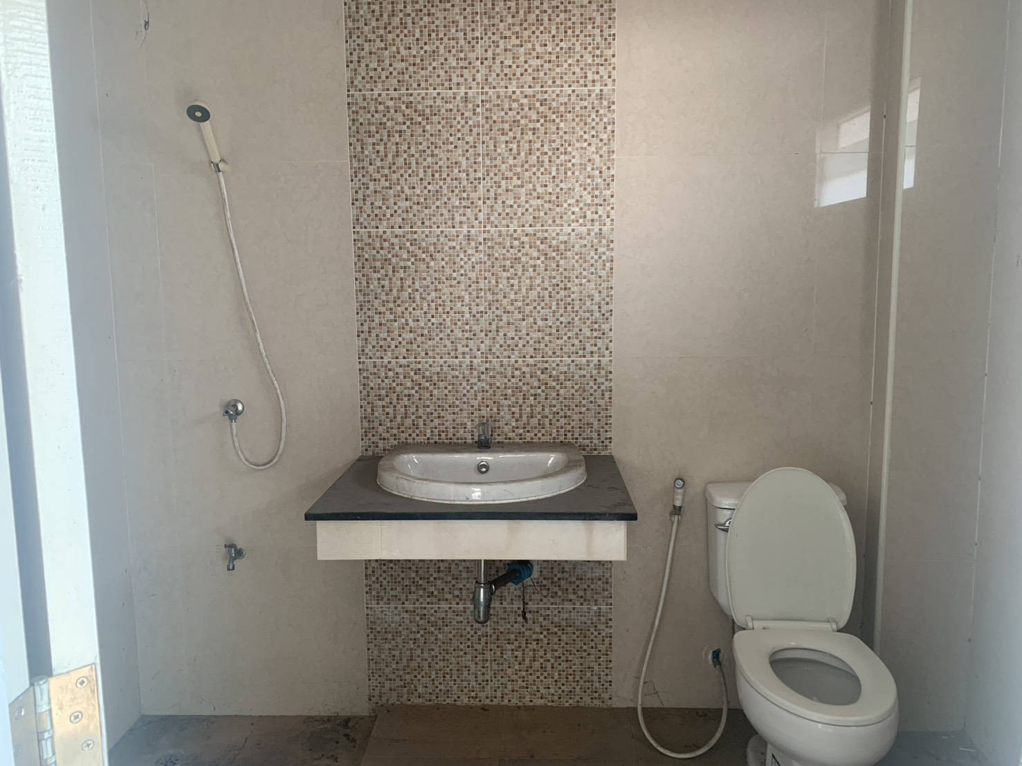 Property Image #15 for property HRE00057