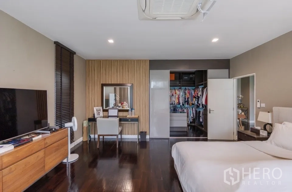 独栋房屋 for rent or sale in Bang Kapi, Bangkok - 主卧带梳妆区和衣柜。