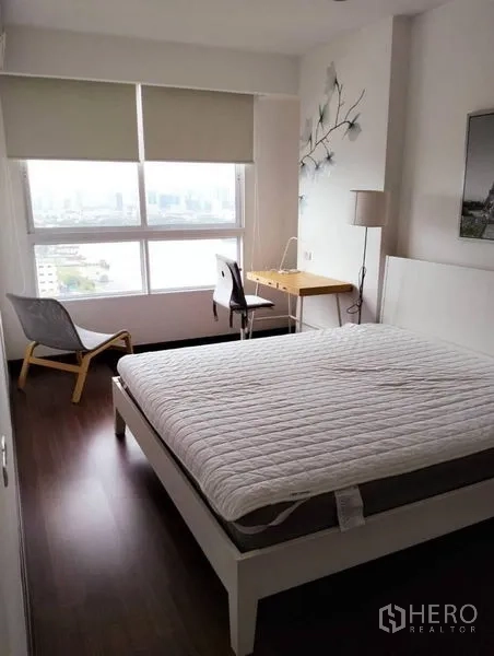 公寓 出售在Yan Nawa, Bangkok - 卧室配大窗、床、书桌和椅子，享河景