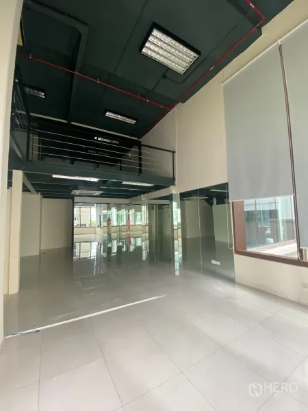 ออฟฟิศ for rent in Khlong Toei, Bangkok - พื้นที่ออฟฟิศโอเพ่นสเปซเพดานสูงพร้อมชั้นลอย พื้นมันวาวและกระจกด้านหน้า.