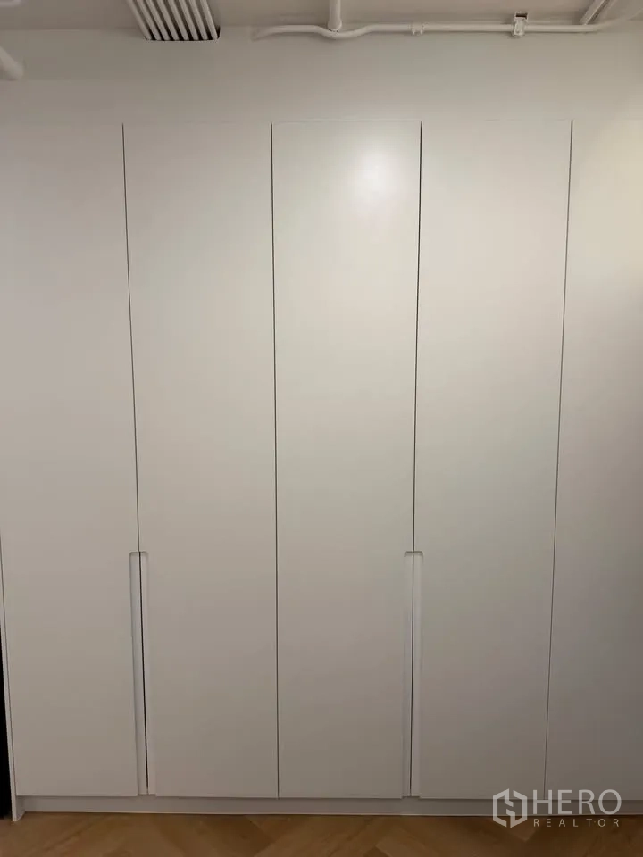 公寓 for rent in Watthana, Bangkok - 通顶白色嵌入式衣柜，极简把手设计。