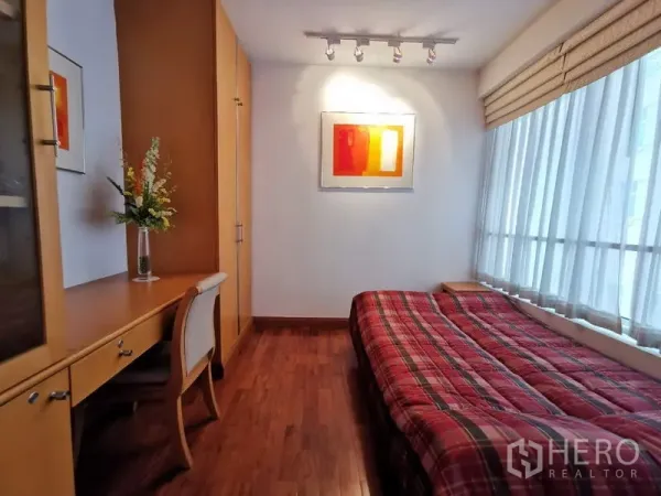 Condominium for rent in Pathum Wan, Bangkok - Second bedroom with single bed, built-in desk and wardrobe beside a wide window.