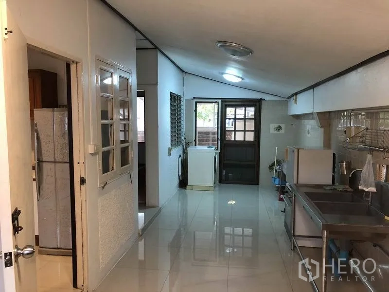 บ้าน ให้เช่า - ครัวไทยและพื้นที่ซักล้างแนวยาว เคาน์เตอร์สแตนเลส อ่างล้างจาน และประตูหลังบ้าน