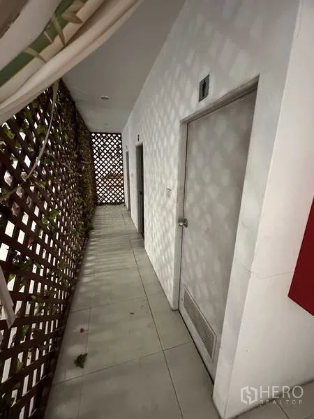 คลังสินค้า ให้เช่าในBang Khen, Bangkok - ทางเดินปูกระเบื้อง มีประตูและฉากระแนงตกแต่ง