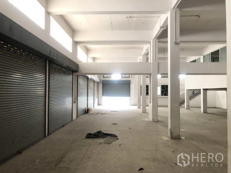 Factory for rent in Prawet, Bangkok - Ground floor with multiple roller shutters and drive-in access.