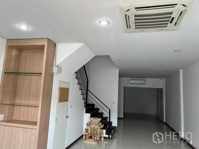 带办公室的家 出租在Bueng Kum, Bangkok - 前厅与工作区，内置展示柜，吊顶嵌入式空调与楼梯。
