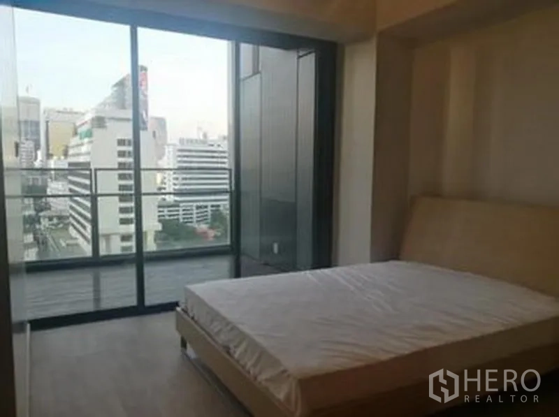 คอนโด ขายในSathon, Bangkok - ห้องนอนติดกระจกสูงเต็มบาน เปิดสู่ระเบียงชมวิวสกายไลน์