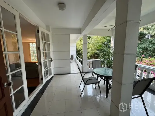 公寓 出租在Yan Nawa, Bangkok - 带餐桌椅的覆盖式露台，与客厅相连，可眺望绿意。
