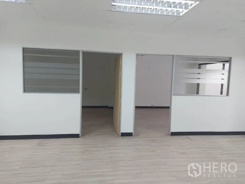 สำนักงาน ให้เช่าในPathum Wan, Bangkok - ห้องกั้นกระจกสองห้องเชื่อมกับโถงสำนักงานหลัก