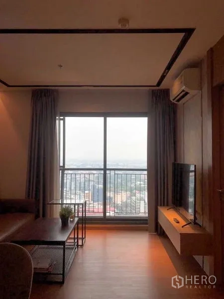 公寓 出租在Khlong Toei, Bangkok - 客厅连通阳台，推拉门外为曼谷天际线。