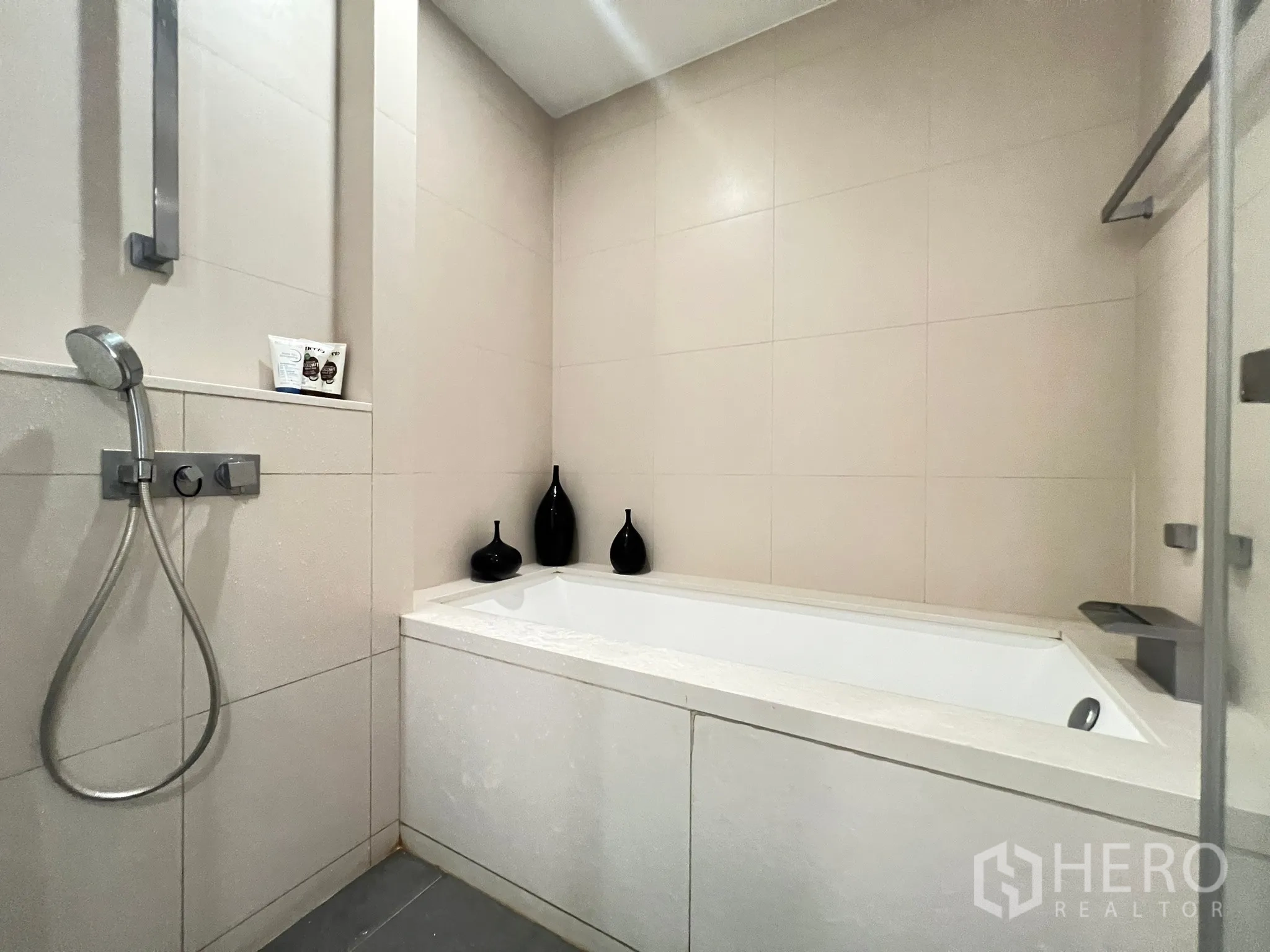 Condominium for sale in Khlong San, Bangkok - Bathroom featuring a built-in bathtub with handheld shower.