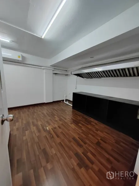 Retail Space for rent in Khlong Toei, Bangkok - Storage or prep room with low ceiling, work counter and air-conditioning