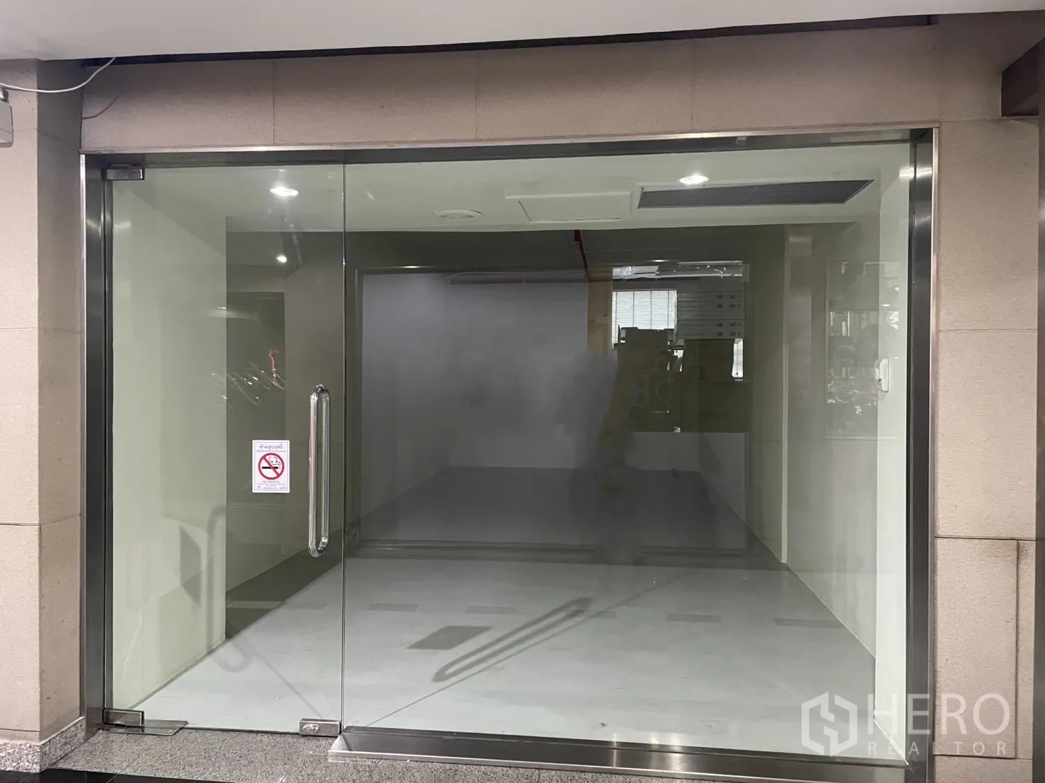 พื้นที่ขายของ for rent in Watthana, Bangkok - หน้าร้านกระจกเต็มบานพร้อมประตูกระจกคู่ กรอบอลูมิเนียมสแตนเลส เปิดสู่โถงในอาคาร