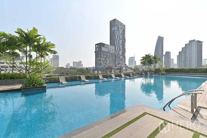 คอนโด ให้เช่าในKhlong Toei, Bangkok - สระว่ายน้ำบนดาดฟ้าพร้อมวิวสกายไลน์เมืองและเตียงอาบแดดบนสุขุมวิท