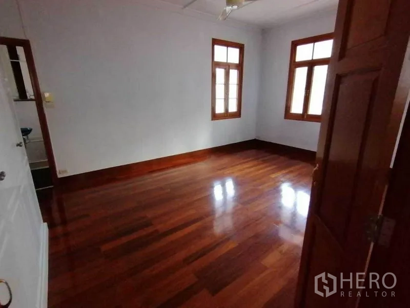 独立式住宅 出租在Pathum Wan, Bangkok - 卧室，抛光木地板，多扇窗与通往浴室的门