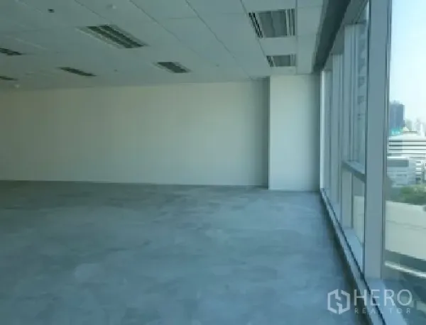 办公空间 出租在Din Daeng, Bangkok - 转角工位区，落地窗带来曼谷城市天际线景观。
