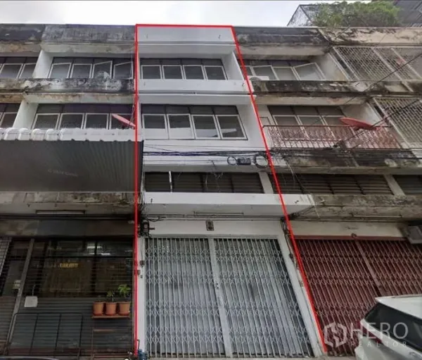 店屋 出租在Bang Na, Bangkok - 四层临街商铺立面，金属折叠门，标出单元范围。