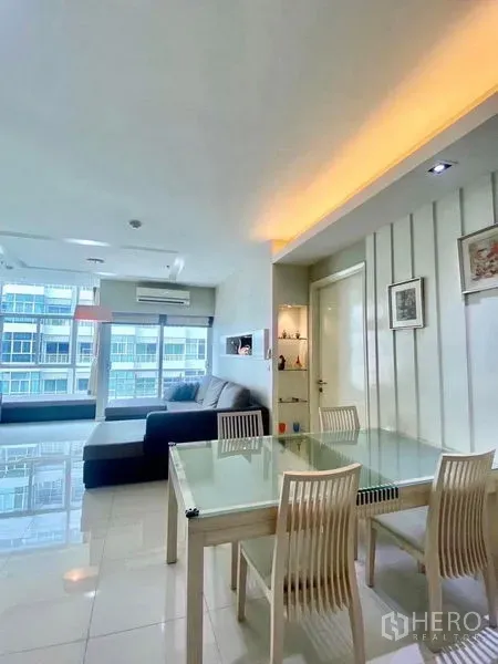 公寓 出租或出售在Bang Kapi, Bangkok - 客餐一体空间，落地窗带城市景观。