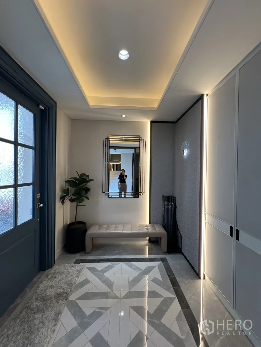 Semi-detached House for sale in Yan Nawa, Bangkok - Stylish entry foyer with bench seating, mirror, and cove lighting.