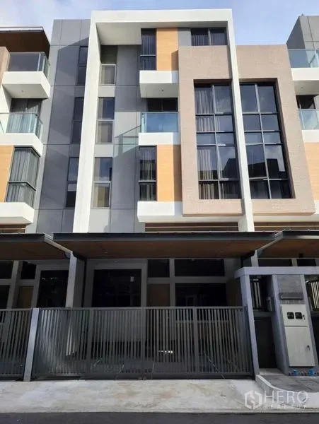 Townhouse for sale in Yan Nawa, Bangkok - Modern multi-storey townhouse facade with balconies, tall windows and gated entrance in Yan Nawa.
