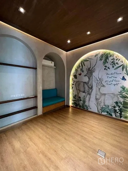 零售空间 出租在Phaya Thai, Bangkok - 特色墙面鹿主题壁画，拱形壁龛与座位