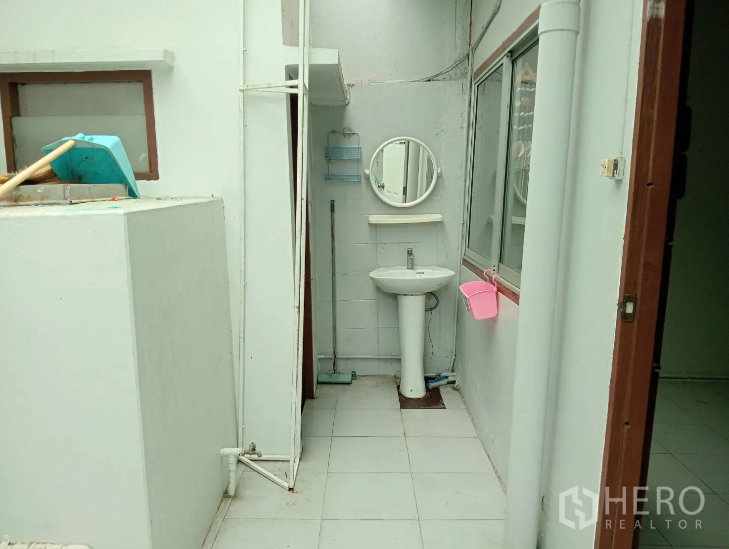 带办公室的家 出租在Khlong Toei, Bangkok - 后方杂物/洗衣区，立式洗手盆与地砖