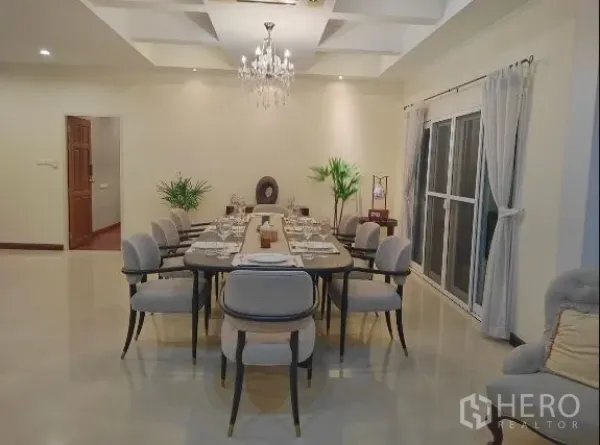 独立式住宅 出租在Huai Khwang, Bangkok - 正式餐厅，水晶吊灯与长餐桌布置