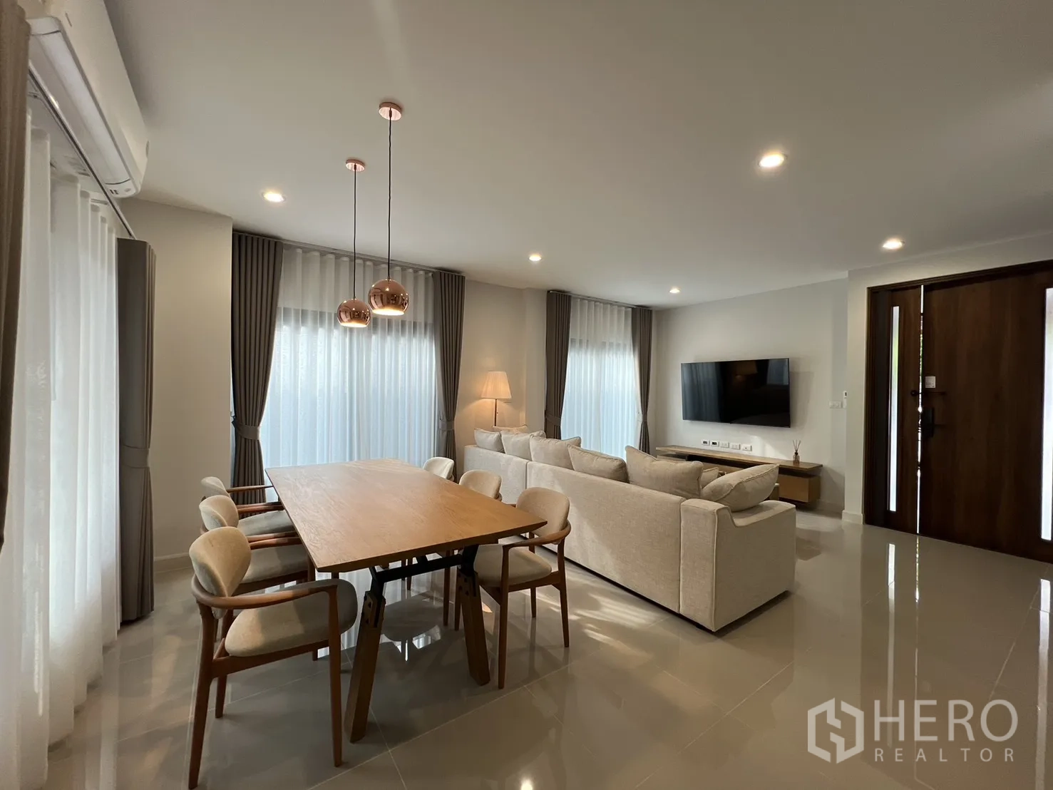 独立式住宅 出租在Prawet, Bangkok - 餐桌紧邻客厅与入户门。
