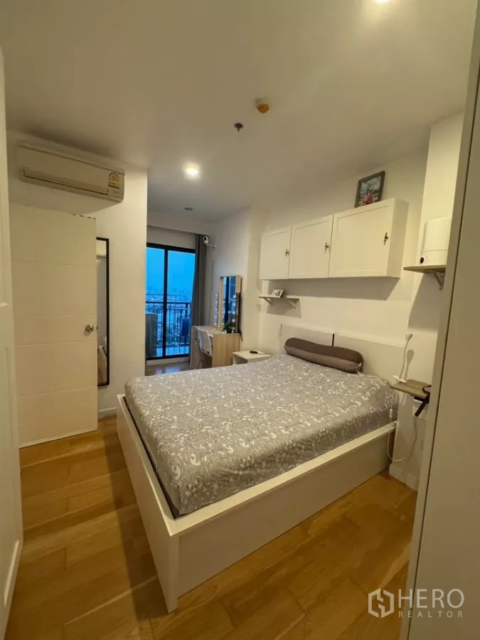คอนโด ให้เช่าในWatthana, Bangkok - ห้องนอนใหญ่ ตู้บิลท์อิน เตียงคู่ และระเบียงวิวเมือง