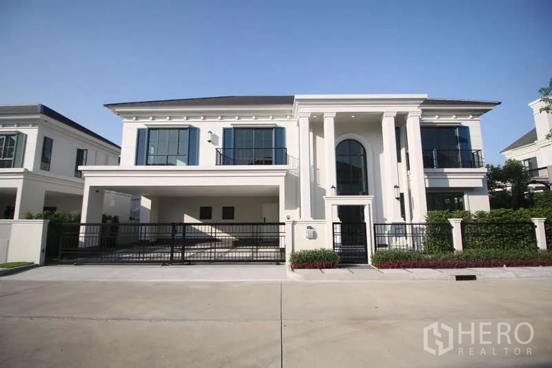 Detached House for rent in Bang Phli, Samut Prakan - Two-storey detached house with double carport and modern classic columns.